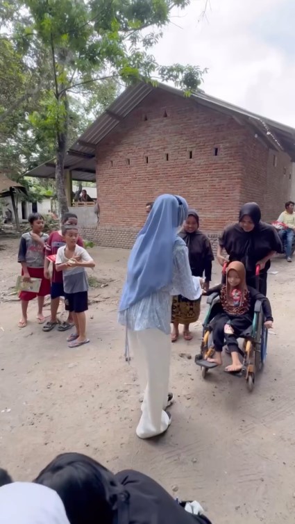 momen Ria Ricis lakukan aksi sosial © Instagram momen Ria Ricis lakukan aksi sosial © Instagram