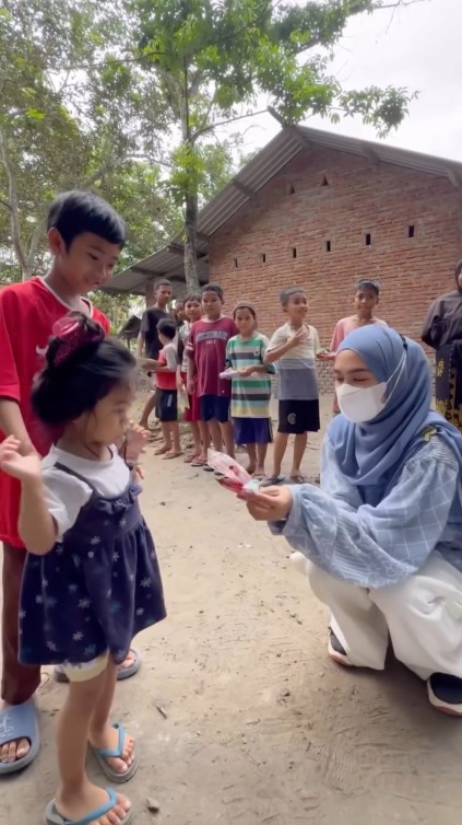 momen Ria Ricis lakukan aksi sosial © Instagram momen Ria Ricis lakukan aksi sosial © Instagram