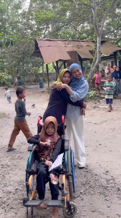 momen Ria Ricis lakukan aksi sosial © Instagram momen Ria Ricis lakukan aksi sosial © Instagram