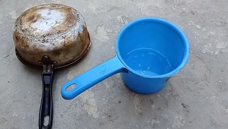 Tak perlu direndam semalaman, ini cara hilangkan kerak gosong panci agar kinclong pakai 2 bahan dapur