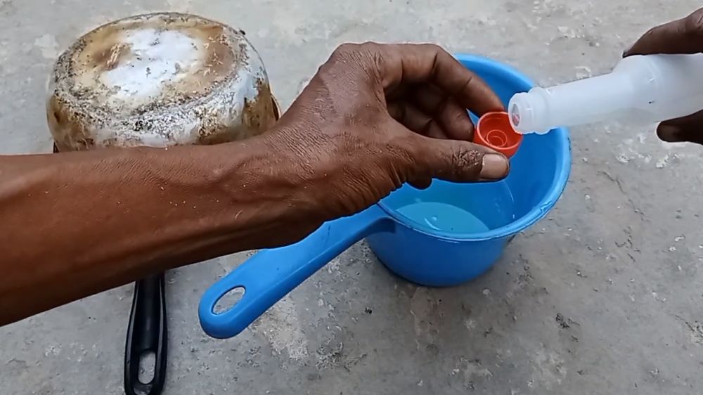 Tak perlu direndam semalaman, ini cara hilangkan kerak gosong panci agar kinclong pakai 2 bahan dapur