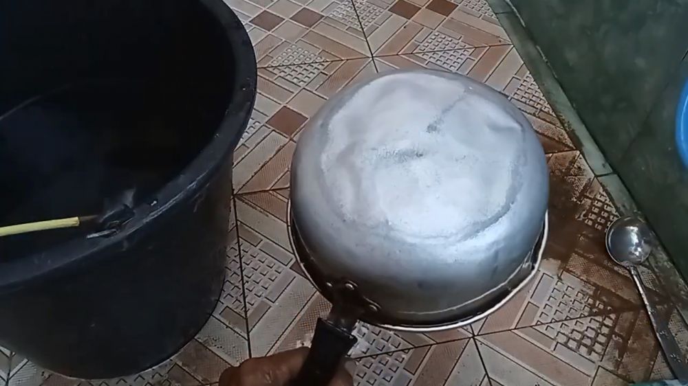 Tak perlu direndam semalaman, ini cara hilangkan kerak gosong panci agar kinclong pakai 2 bahan dapur