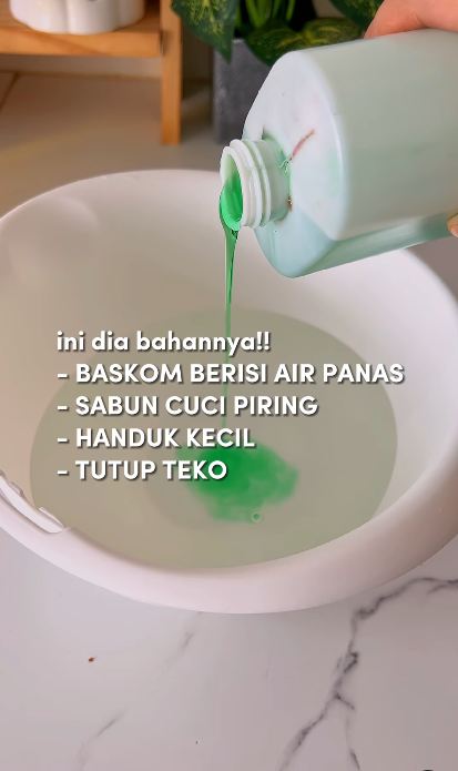 Tanpa disikat atau dijemur, ini trik bersihkan sofa kusam yang penuh noda pakai 1 alat dapur