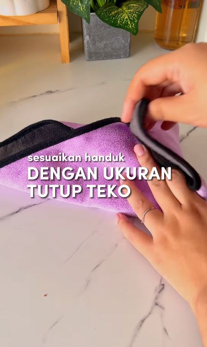 Tanpa disikat atau dijemur, ini trik bersihkan sofa kusam yang penuh noda pakai 1 alat dapur