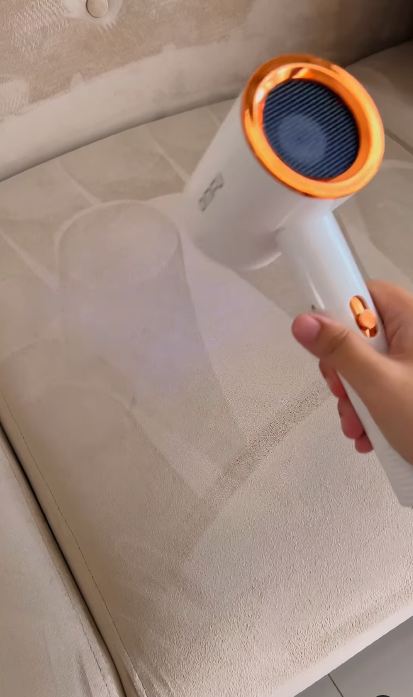 Tanpa disikat atau dijemur, ini trik bersihkan sofa kusam yang penuh noda pakai 1 alat dapur