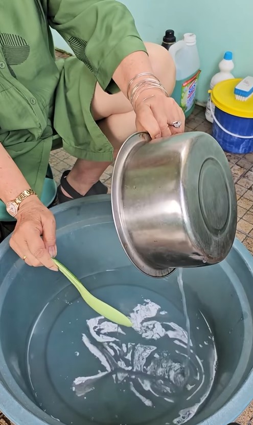 Tanpa disikat, cara unik mencuci sprei pakai 1 bahan masak ini hasilnya halus licin seperti baru