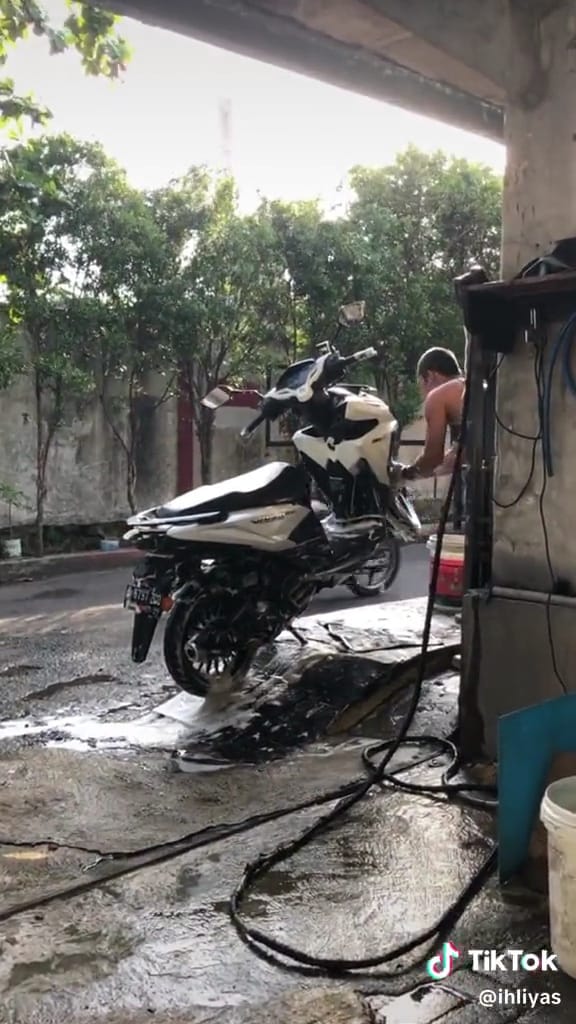 Cuci motor berasa akrobat © TikTok