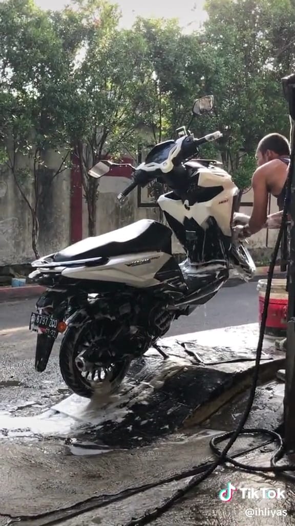 Cuci motor berasa akrobat © TikTok