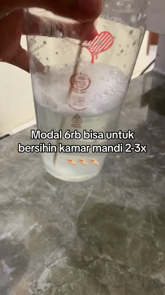 Tanpa baking soda, ini trik cepat bersihkan kerak di lantai kamar mandi cuma tambah 1 bahan dapur
