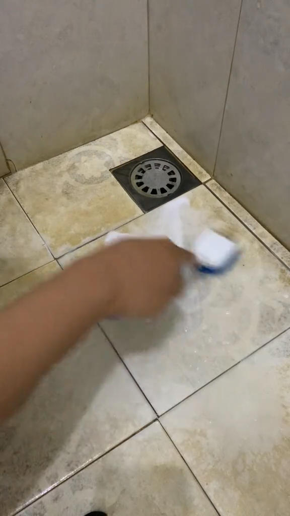 Tanpa baking soda, ini trik cepat bersihkan kerak di lantai kamar mandi cuma tambah 1 bahan dapur