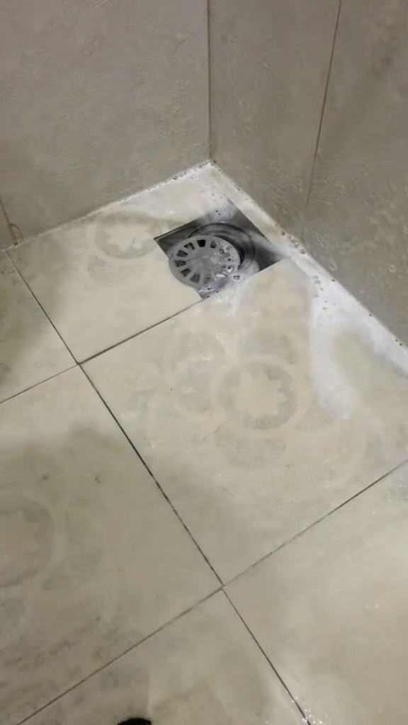 Tanpa baking soda, ini trik cepat bersihkan kerak di lantai kamar mandi cuma tambah 1 bahan dapur