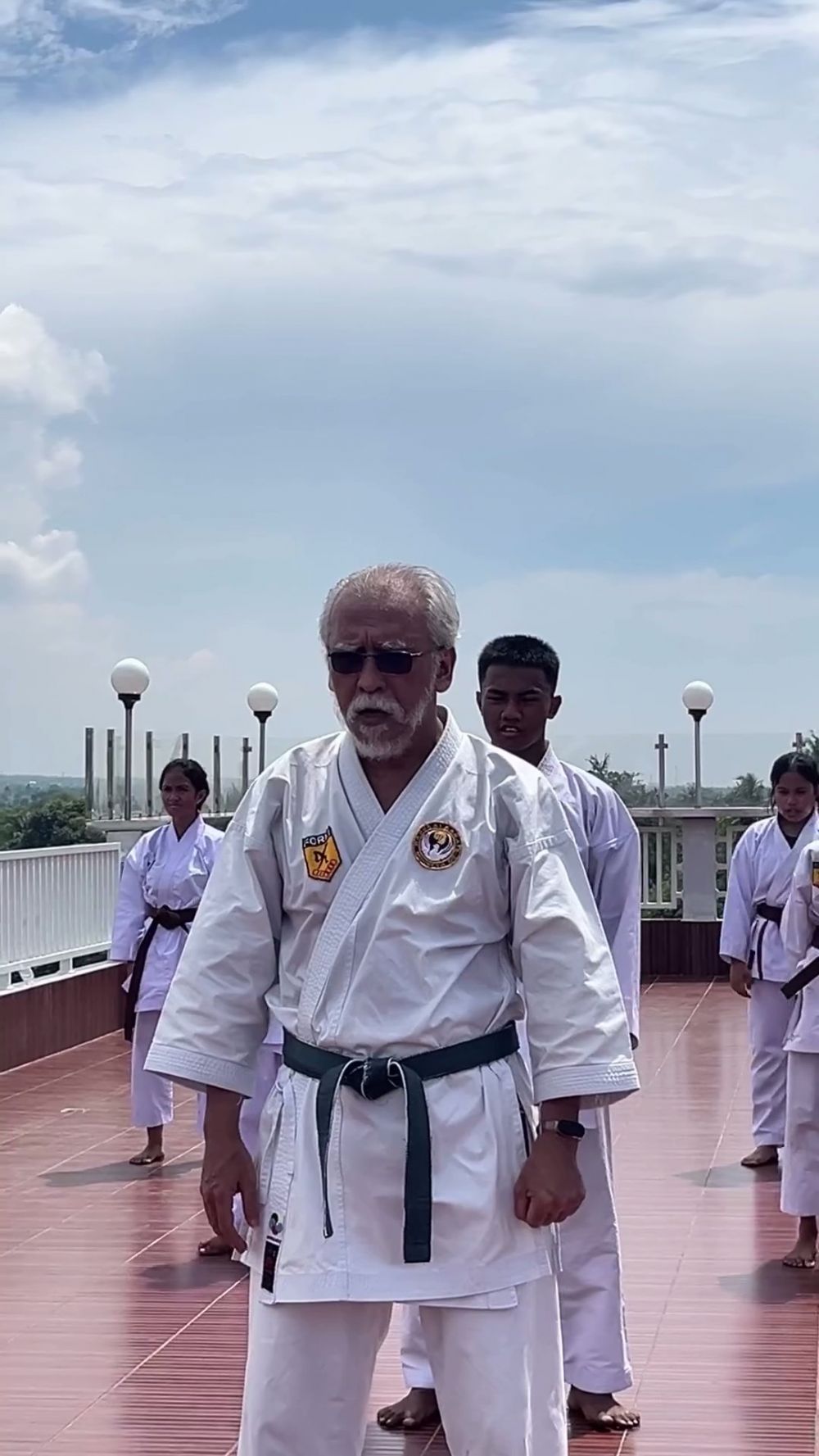 potret iwan fals jadi pelatih karate © instagram