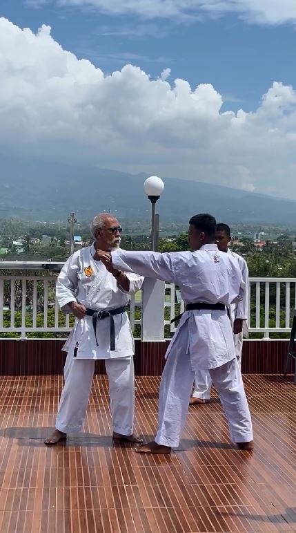 potret iwan fals jadi pelatih karate © instagram