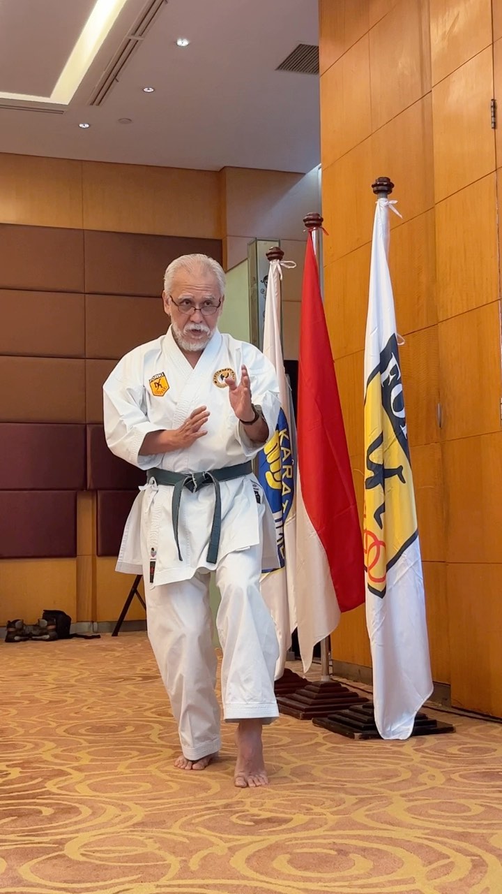 potret iwan fals jadi pelatih karate © instagram