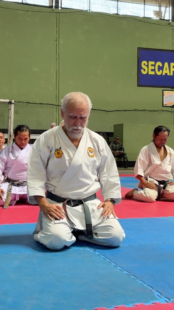 Musisi yang jago beladiri, intip 11 potret Iwan Fals jadi pelatih karate di usia 62 tahun