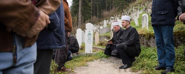 Arti mimpi ziarah ke makam freepik.com