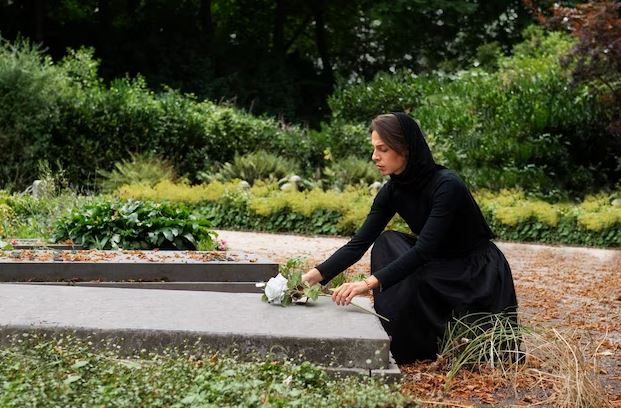 Arti mimpi ziarah ke makam freepik.com