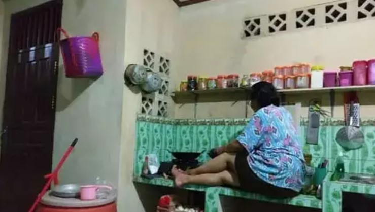 kelakuan nyeleneh ibu masak  Berbagai sumber