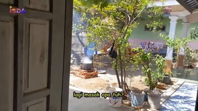 hunian Iis Dahlia di kampung © YouTube