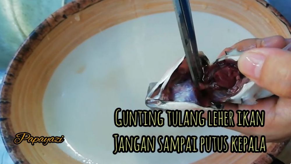 Tanpa dipresto dan dibelah pakai pisau, trik keluarkan tulang duri ikan ini bikin dagingnya tetap utuh