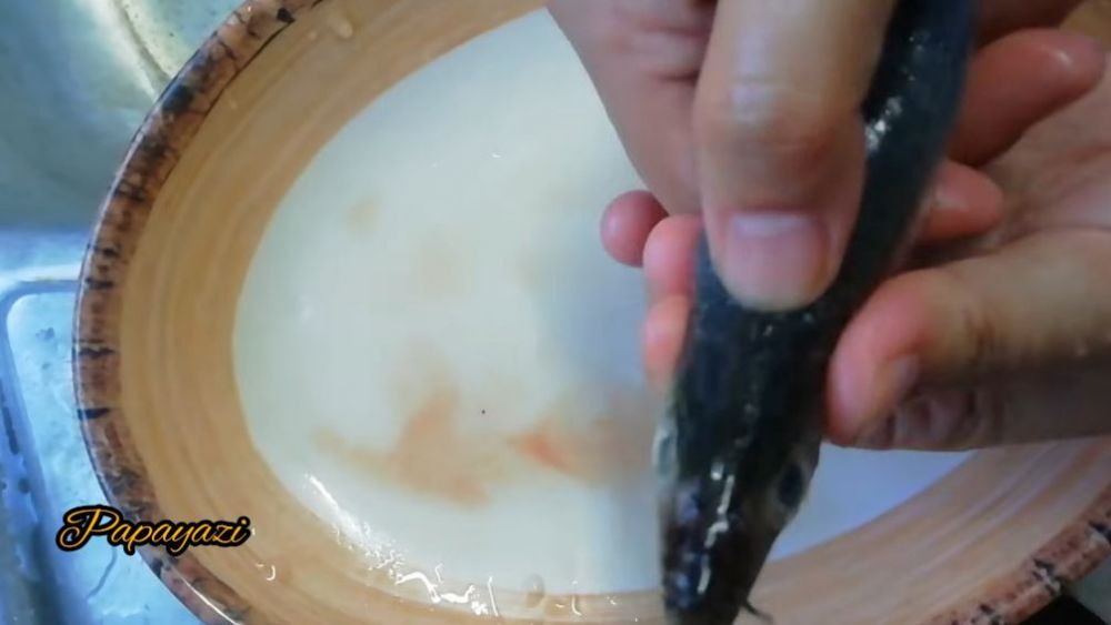 Tanpa dipresto dan dibelah pakai pisau, trik keluarkan tulang duri ikan ini bikin dagingnya tetap utuh