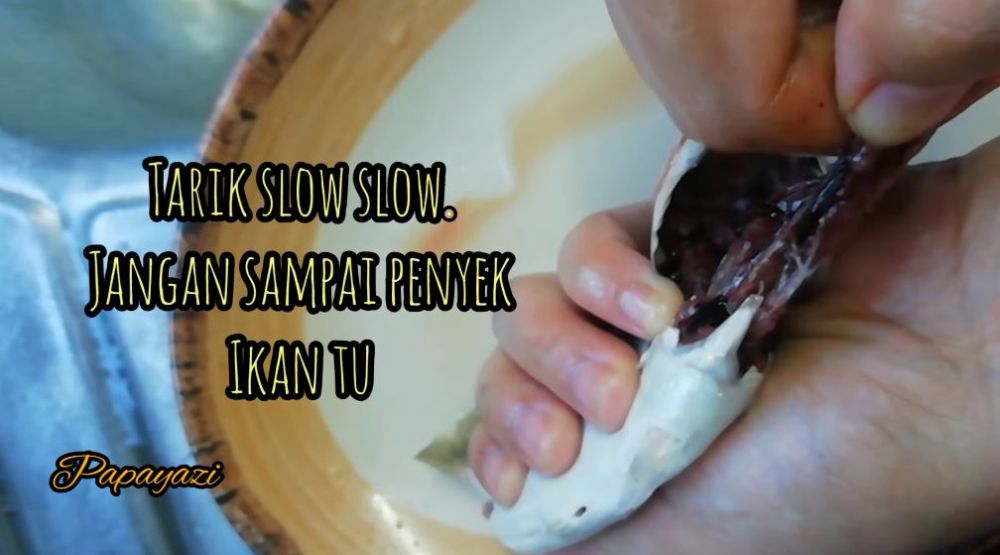 Tanpa dipresto dan dibelah pakai pisau, trik keluarkan tulang duri ikan ini bikin dagingnya tetap utuh