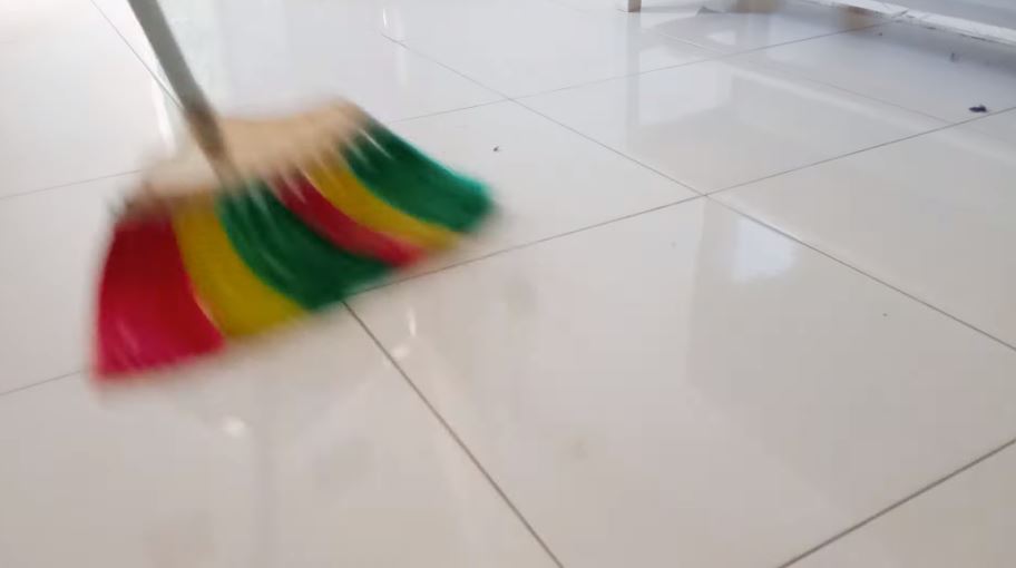 Tanpa air panas, ini trik mengepel lantai agar hasilnya kinclong dan kesat cukup tambah 1 bahan dapur
