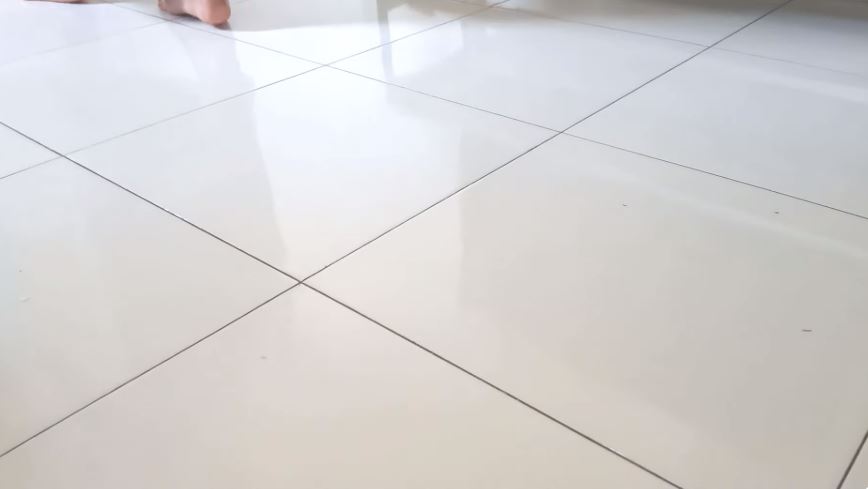 Tanpa air panas, ini trik mengepel lantai agar hasilnya kinclong dan kesat cukup tambah 1 bahan dapur