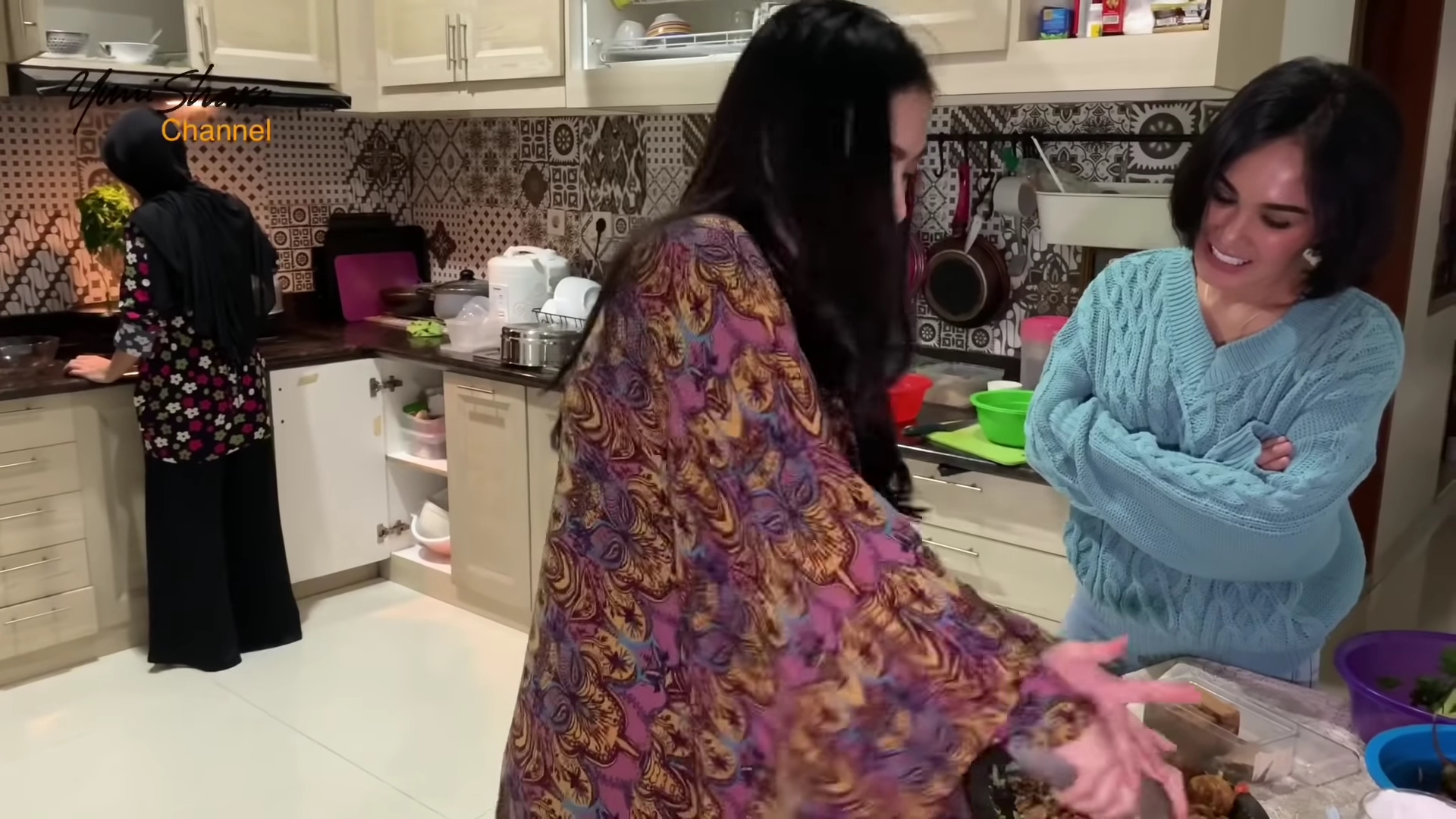 Rumah gedong Iis Dahlia cicilannya Rp 250 juta/bulan, 9 potret dapur kotornya ini tampilannya mewah