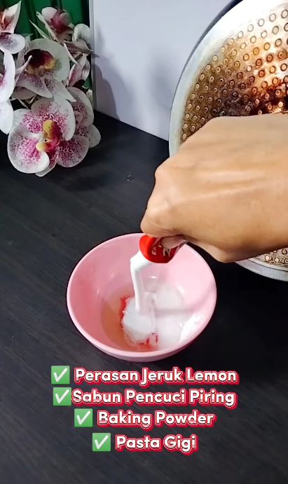 Tak perlu direndam cuka atau air panas, ini trik bersihkan kerak gosong di wajan pakai 2 bahan dapur
