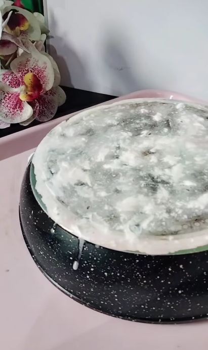Tak perlu direndam cuka atau air panas, ini trik bersihkan kerak gosong di wajan pakai 2 bahan dapur