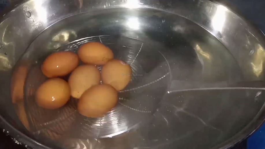 Tanpa tambahan bahan apapun, ini cara merebus telur agar matangnya pas dan mudah dikupas