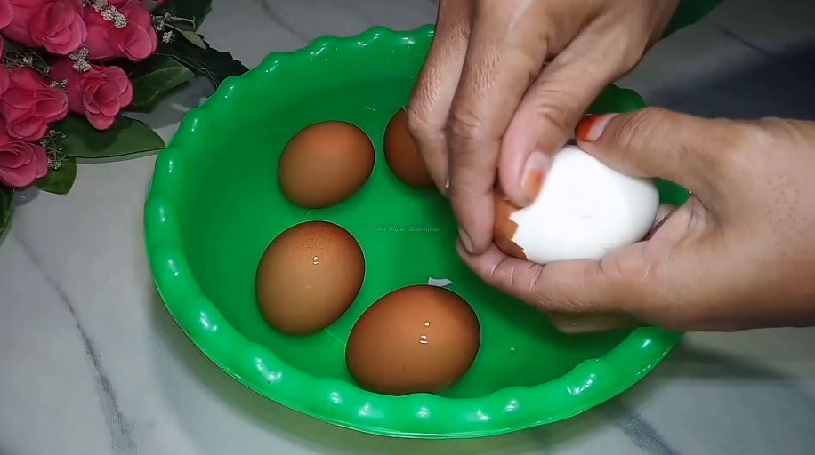 Tanpa tambahan bahan apapun, ini cara merebus telur agar matangnya pas dan mudah dikupas
