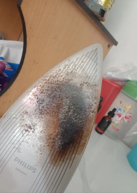 Tanpa dioles pasta gigi dan garam, ini cara bersihkan noda lengket di setrika cuma pakai 1 bahan dapur