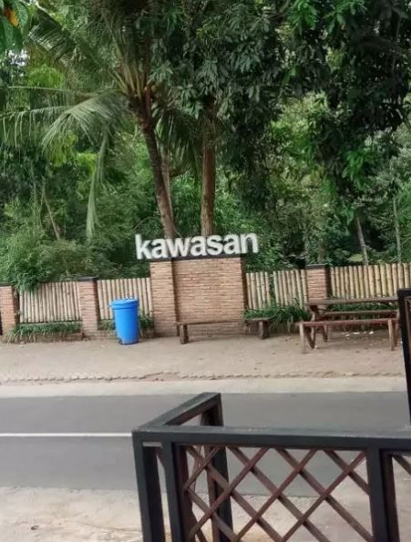 Potret kocak pengumuman di jalan freepik.com Potret kocak pengumuman di jalan freepik.com