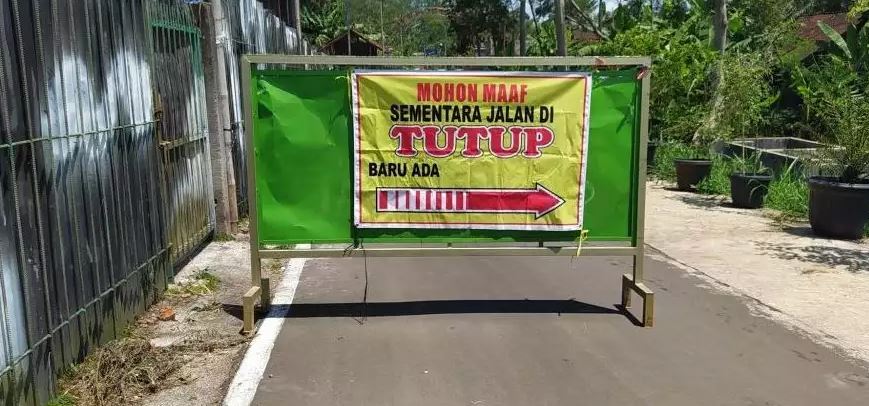 Potret kocak pengumuman di jalan freepik.com Potret kocak pengumuman di jalan freepik.com