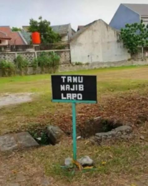 Potret kocak pengumuman di jalan freepik.com