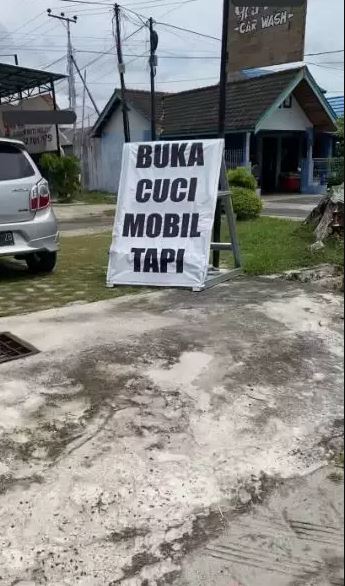 Potret kocak pengumuman di jalan freepik.com