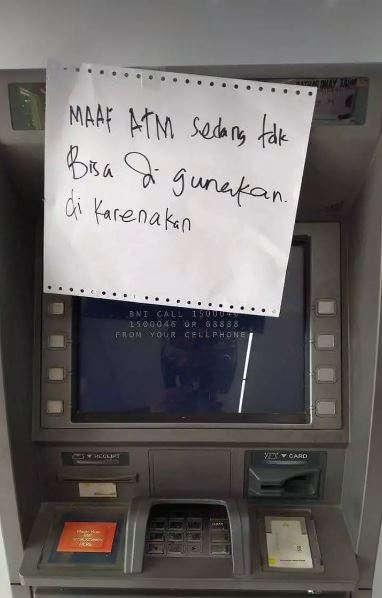 Potret kocak pengumuman di jalan freepik.com