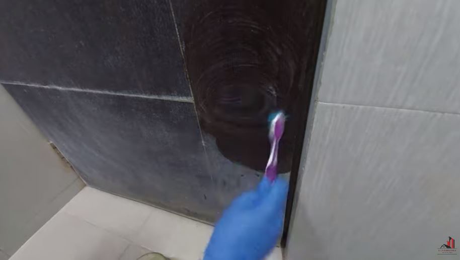 Tanpa digosok cairan pemutih, ini trik hilangkan kerak di pintu kamar mandi pakai 3 bahan dapur