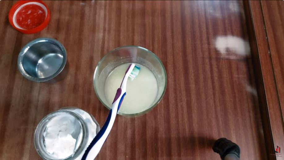 Tanpa digosok cairan pemutih, ini trik hilangkan kerak di pintu kamar mandi pakai 3 bahan dapur