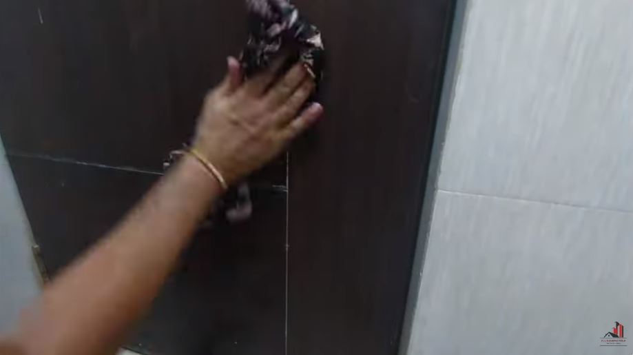 Tanpa digosok cairan pemutih, ini trik hilangkan kerak di pintu kamar mandi pakai 3 bahan dapur