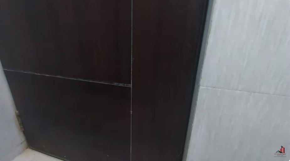Tanpa digosok cairan pemutih, ini trik hilangkan kerak di pintu kamar mandi pakai 3 bahan dapur