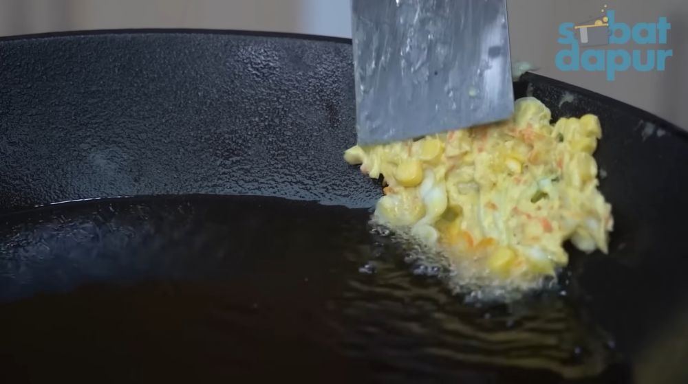 Tanpa diberi margarin, ini cara bikin adonan bakwan sayur agar garing renyah maksimal saat digoreng