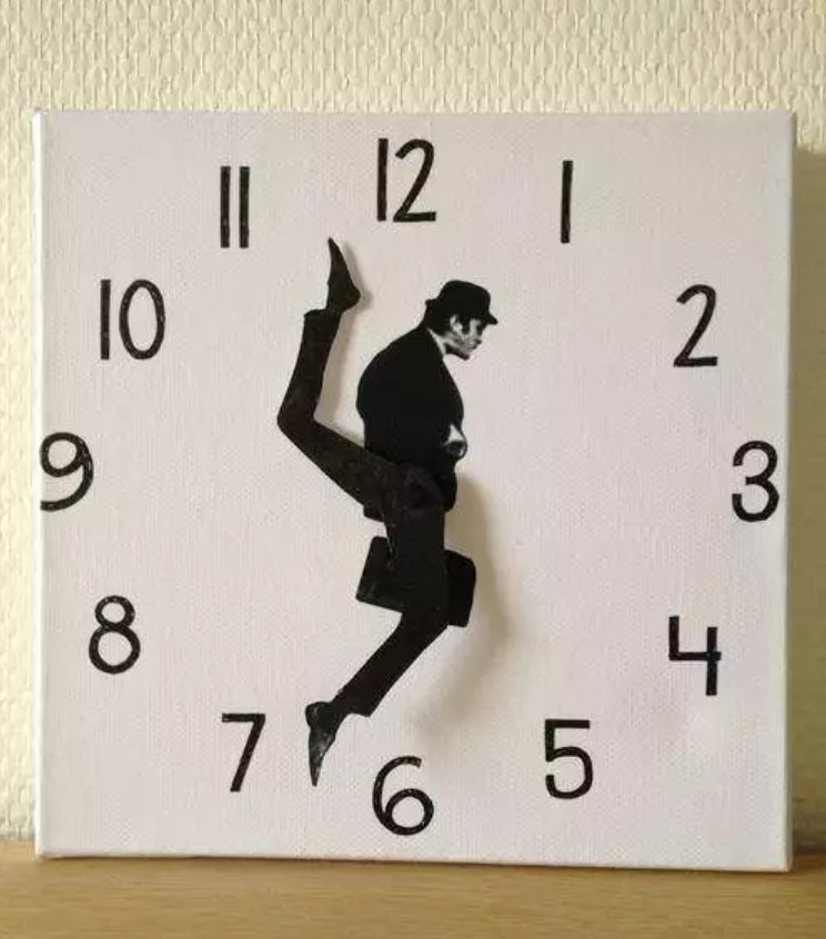 Potret jam dinding nyeleneh Berbagai sumber