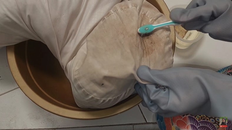 Tak perlu dioles larutan sitrun, ini cara bersihkan guling jamuran dan apek ditambah 1 bahan dapur