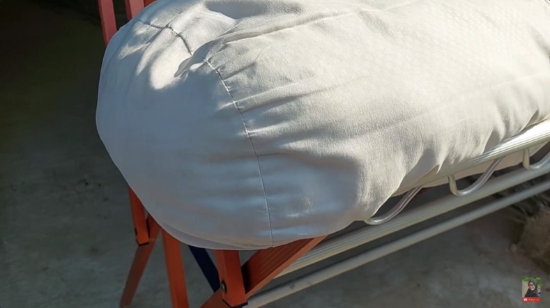 Tak perlu dioles larutan sitrun, ini cara bersihkan guling jamuran dan apek ditambah 1 bahan dapur