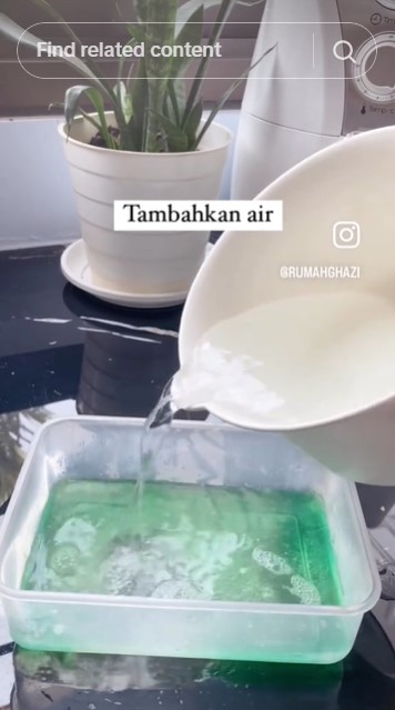 Bukan digosok cairan pemutih, cara hilangkan kerak di keramik kamar mandi pakai tambahan 1 bahan dapur