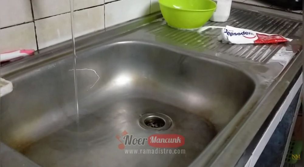 Tanpa didiamkan berjam-jam, ini trik ampuh bersihkan wastafel berkarat pakai tambahan 1 bahan dapur