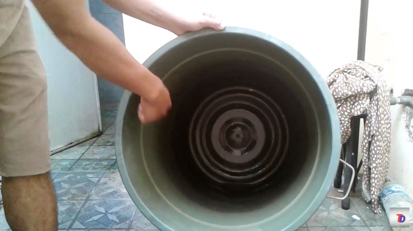 Tanpa direndam sitrun, ini trik bersihkan kerak hitam di ember kamar mandi cuma tambah 2 bahan dapur